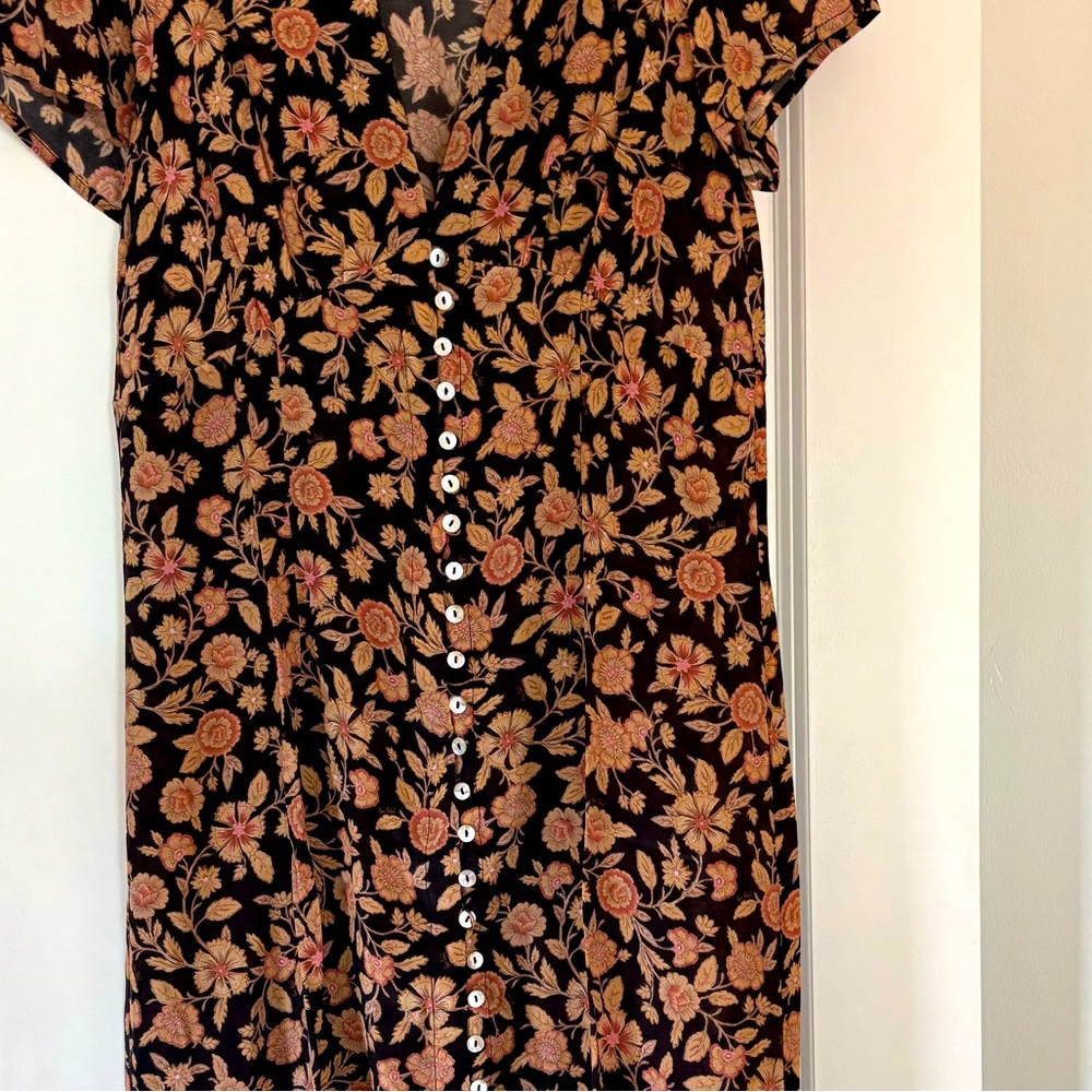 As seen on Yellowstone.Beth wears in scene where she drives to governors mansion